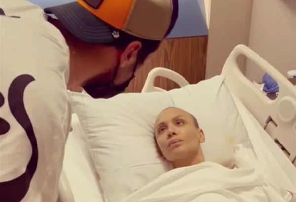 Momak posjetio svoju djevojku koja boluje od raka, pa prelijepim gestom oduševio svijet