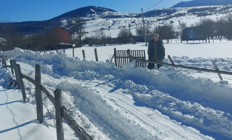 Stari i bolesni ostali zavejani: Teške mašine uspjele da dođu do najudaljenijih mještana