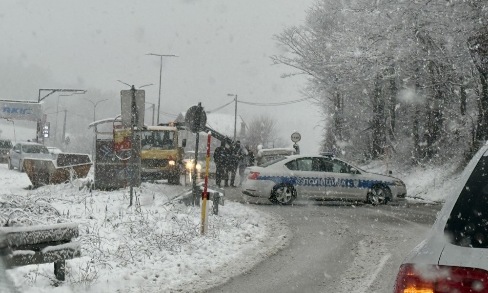 Automobil na krovu, saobraćaj obustavljen: Saobraćajka kod Banjaluke