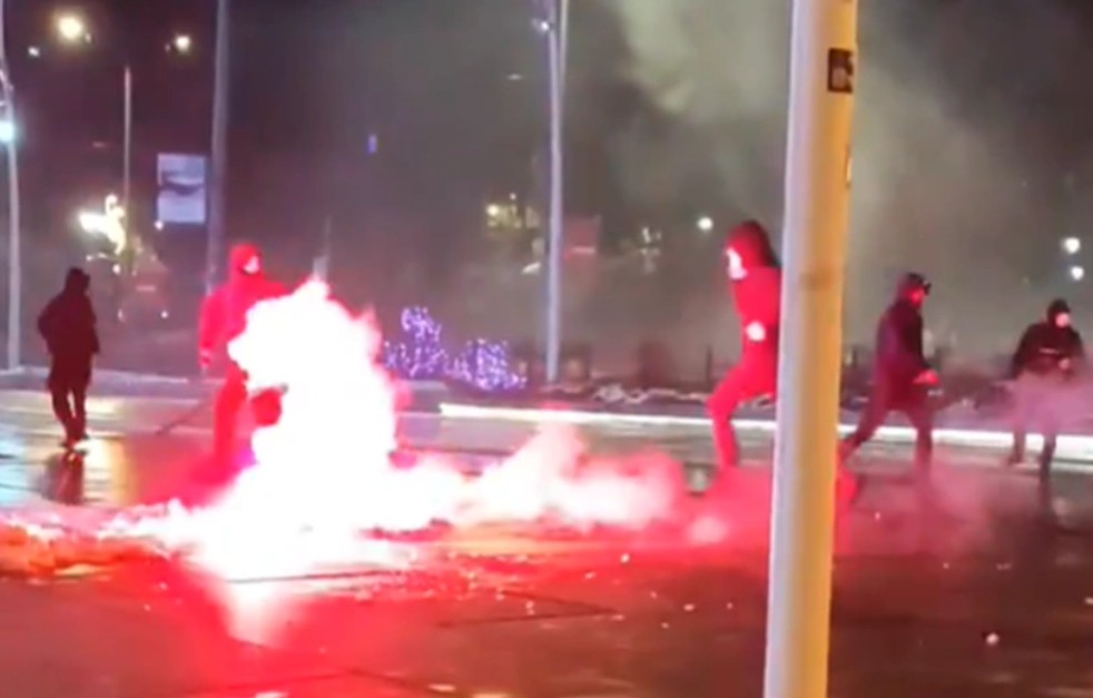 Obračun huligana u Sarajevu: Gađali se bakljama, zaustavili saobraćaj kako bi se tukli
