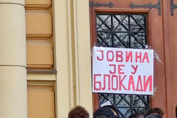 Đaci Jovine gimnazije blokirali školu: Direktor kleči i moli se FOTO, VIDEO