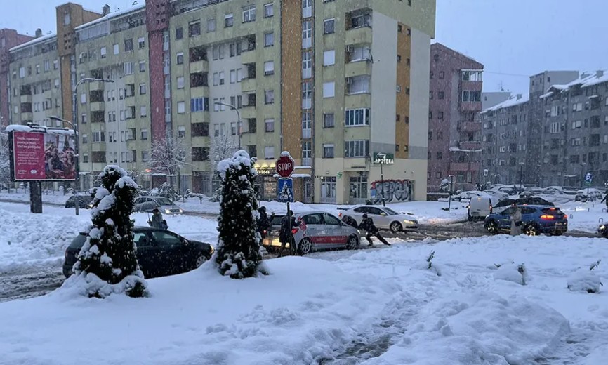 Potpuni kolaps u Banjaluci: Auta se zaglavljuju, policajci pomažu, vozači lopataju FOTO