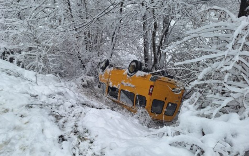 Prevrnuo se na krov: Kombi koji je prevozio učenike sletio sa puta