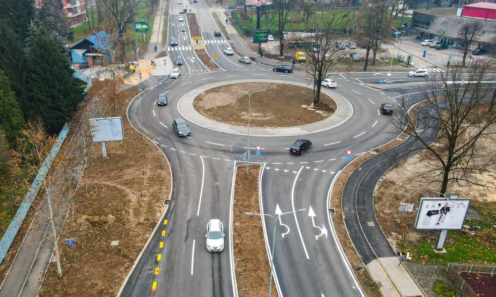 Knjiga sa ispisanim porukama: Gradonačelnik Banjaluke najavio instalaciju u kružnom toku