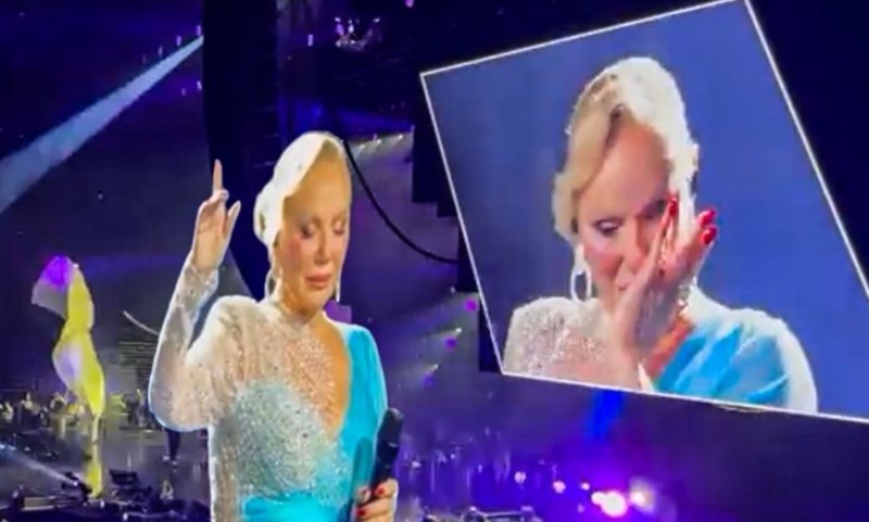 Detalji nezgode na koncertu: Član tima propao kroz lift pa pao na Lepu Brenu VIDEO