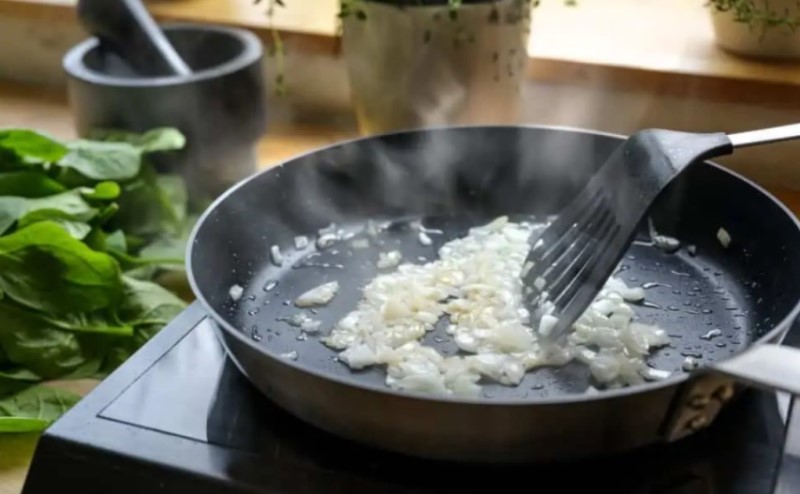 Zahvalićete nam: Ovako se pravilno dinsta luk i to bez ikakvog mirisa, ni zaprška vam neće biti potrebna