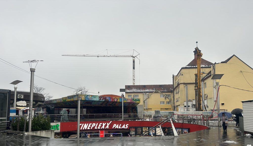 Ostala platforma sa autićima: Uklonjen samo dio luna parka koji se nalazi uz gradilište „Palasa“