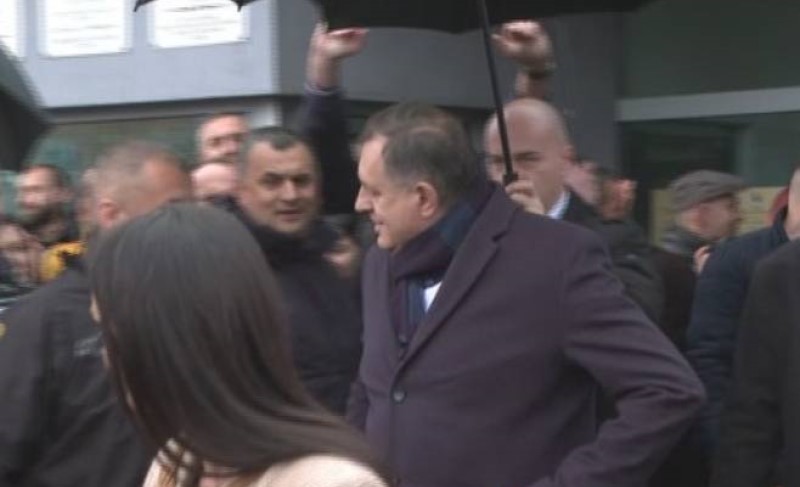 “Pukni zoro”: Predsjednika Srpske po izlasku iz Suda dočekala pjesma i harmonika VIDEO