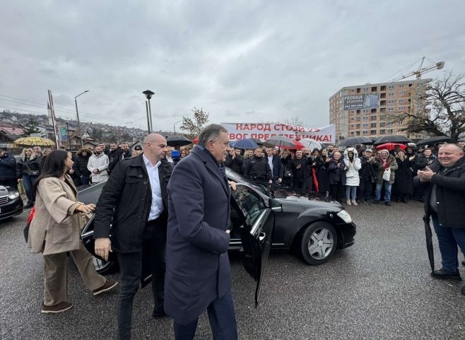 Dočekan uz pjesmu Baje Malog Knindže: Dodik u pratnji članova porodice stigao u Sud BiH