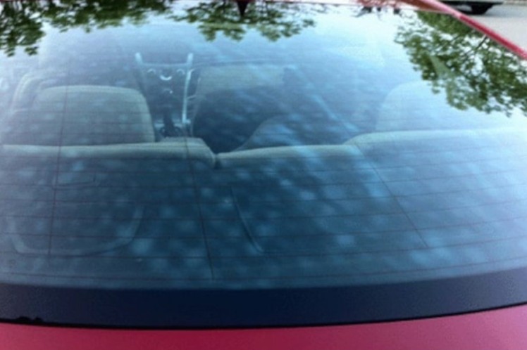 Zanimljivo: Znate li šta su mrlje na zadnjim staklima i zašto nastaju?