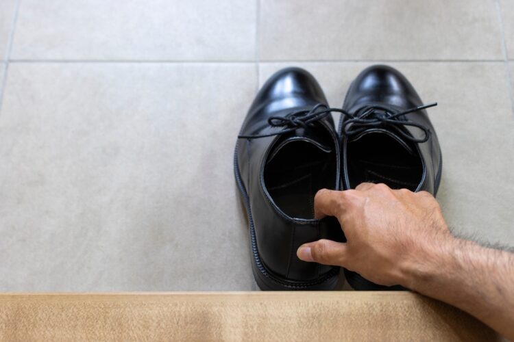 Dobar razlog da svoju obuću izujete ispred vrata