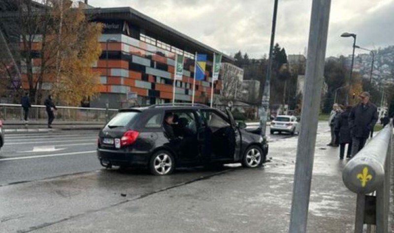 Nesreća u ovom dijelu BiH: Automobil udario u stub rasvjete na trotoaru
