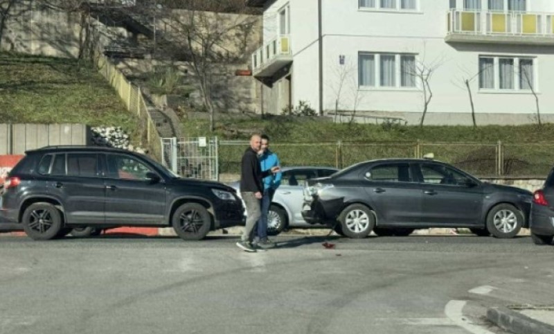 Na vozilima pričinjena šteta: Saobraćajka u BiH, sudarili se džip i taksi