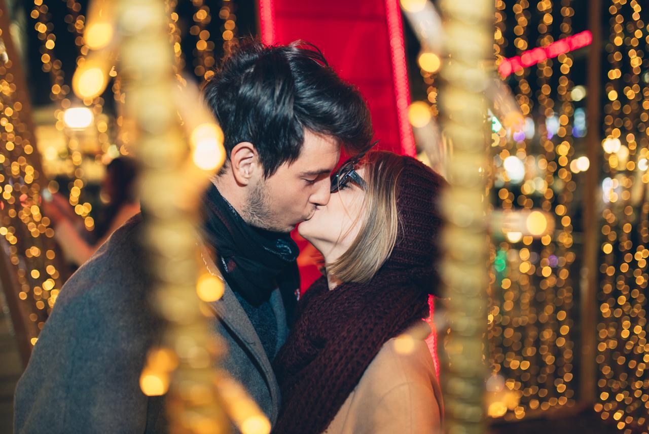 Poljubac u ponoć jača vezu: Еvo odakle dolazi tradicija ljubljenja u novogodišnjoj noći