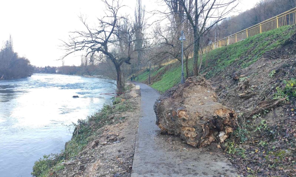 Oprezno uz obalu Vrbasa: Ogromna prepreka na šetalištu FOTO