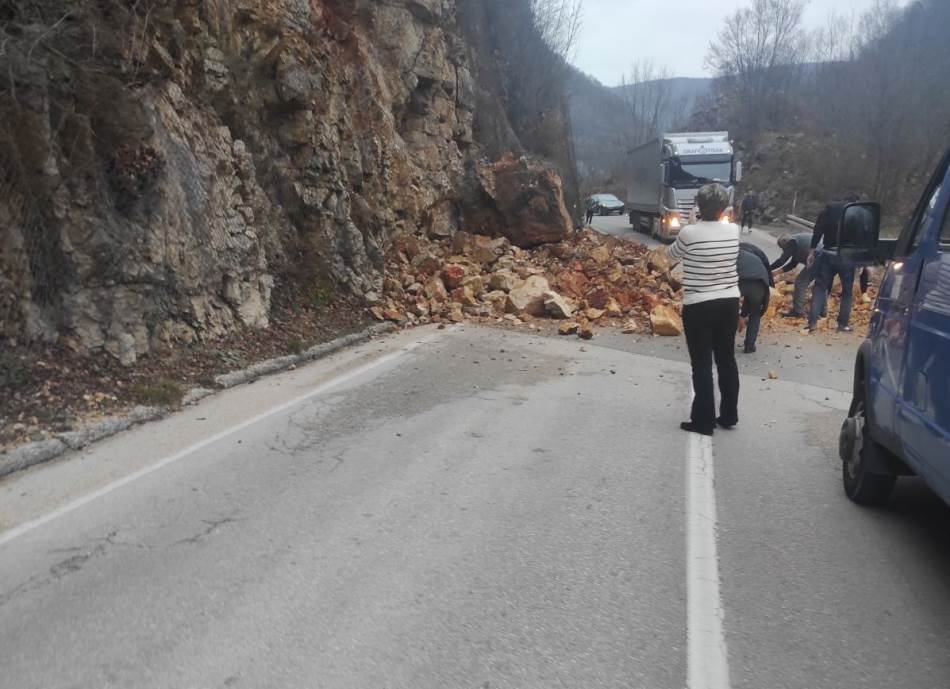 Uklonjen odron sa kolovoza: Normalizovan saobraćaj na dionici Mrkonjić Grad-Crna Rijeka