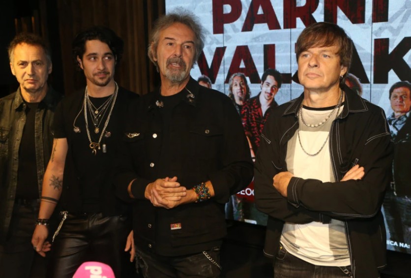 Prekinut koncert: Pjevač Parnog Valjka pao s bine i završio u bolnici