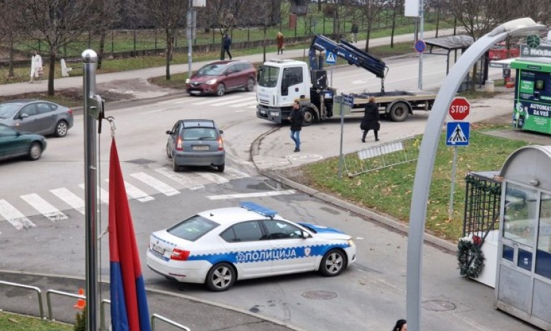 Uklonjena barijera: Pomjereno “pauk” vozilo sa Trga Republike