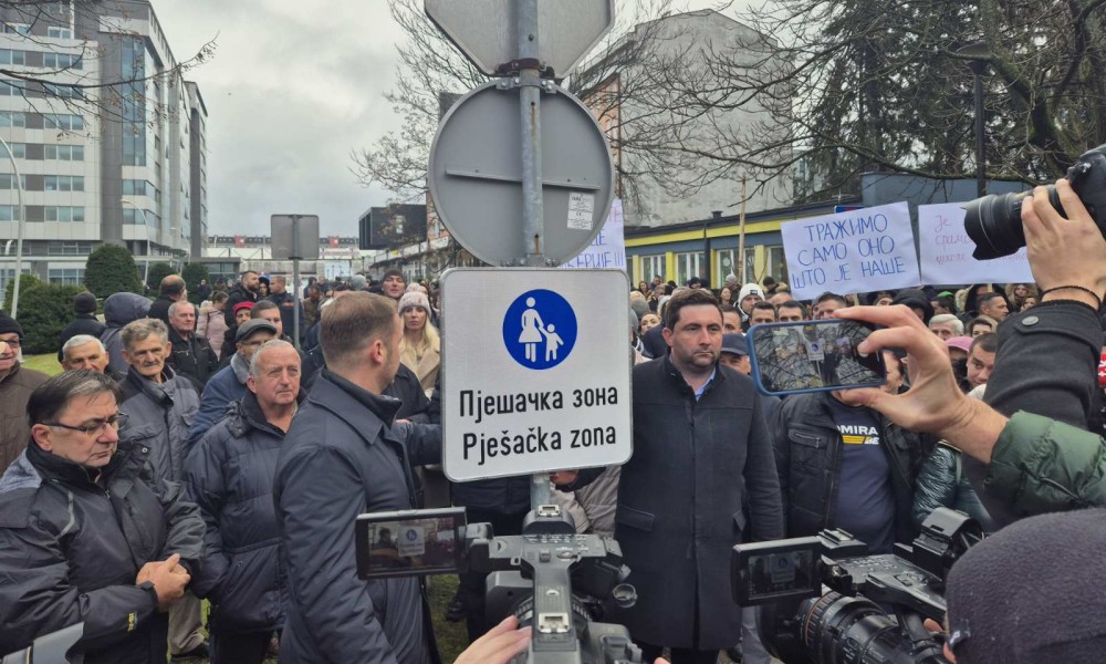 Ispred zgrade Vlade postavljen znak za pješačku zonu: “Ovo su naše ulice”