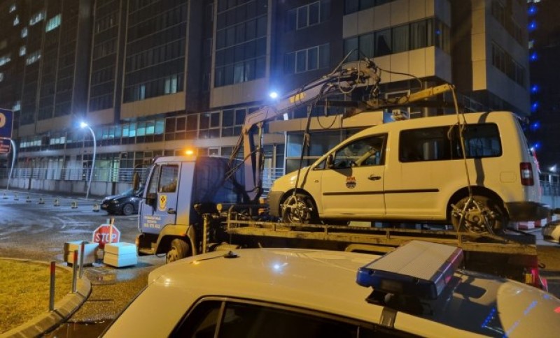 Pauku “odzvonilo”! Policija uklanja vozila koja su postavljena kao blokada na Trgu Republike Srpske