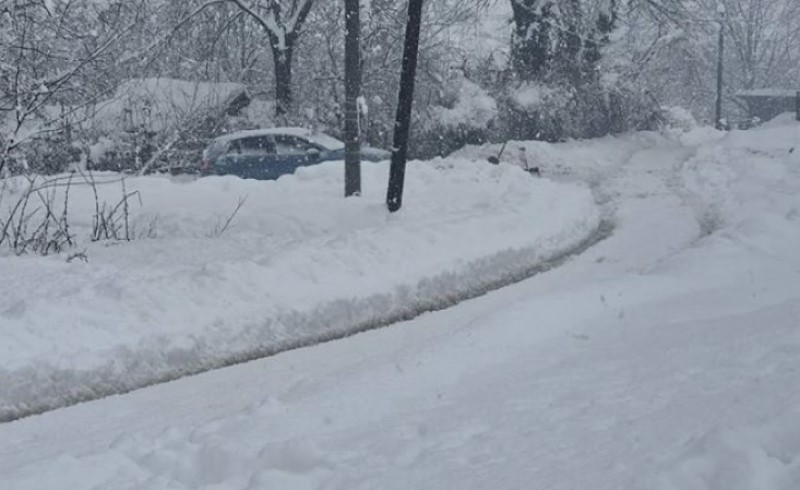 Snijeg okovao grad: Probijen put do Ponira kod Banjaluke, fali još struja