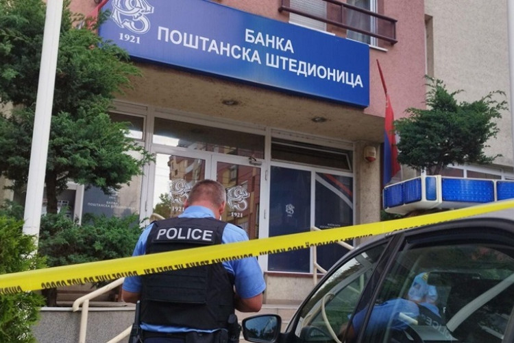 Presječena traka: U Leposaviću nasilno izvađen bankomat Poštanske štedionice