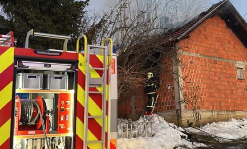 Vatra progutala kuću! Požar ostavio tročlanu porodicu bez krova nad glavom VIDEO