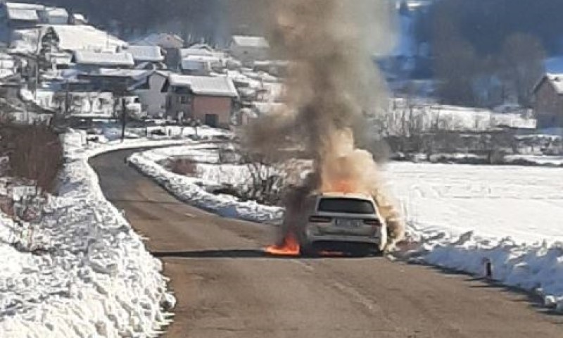 Izgorio automobil! Buktinja na magistralnom putu Prnjavor – Čelinac
