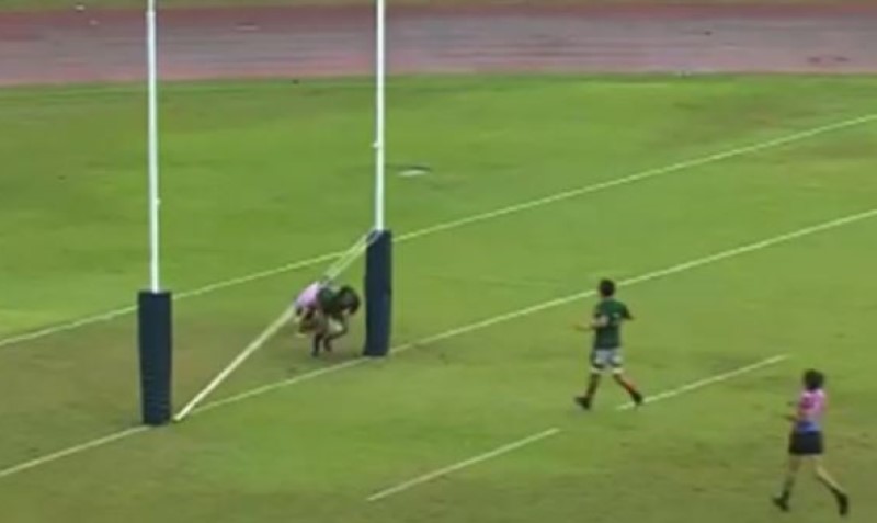 Najbizarnija povreda u istoriji sporta: Prečka gola pala igraču na glavu VIDEO