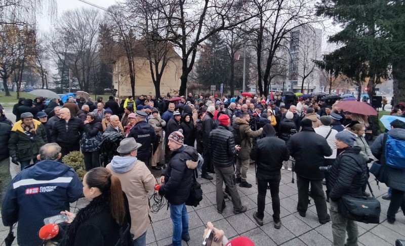 Nastavlja se sukob gradskih i republičkih vlasti: Stanivuković doveo građane ispred NSRS FOTO