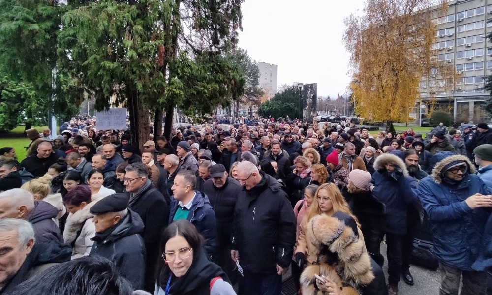 Protest se nastavlja: Stanivuković pozvao građane pred zgradu Vlade