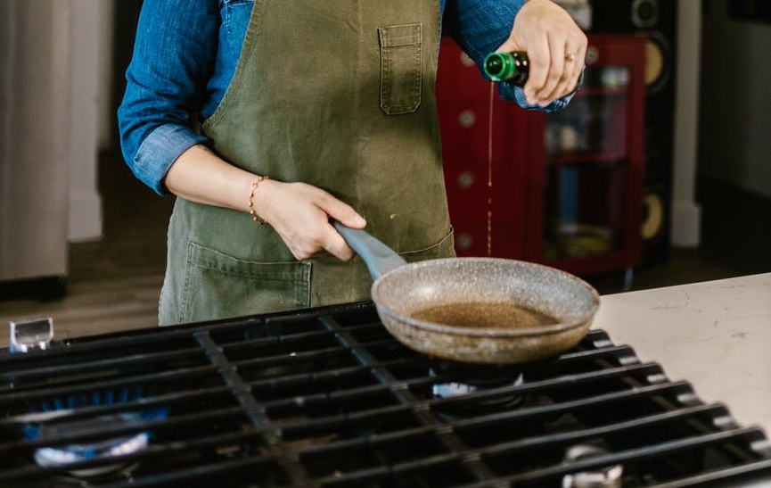 Da ne prska na sve strane: Jednostavan trik, štedi vrijeme, ulje, ali i nerve