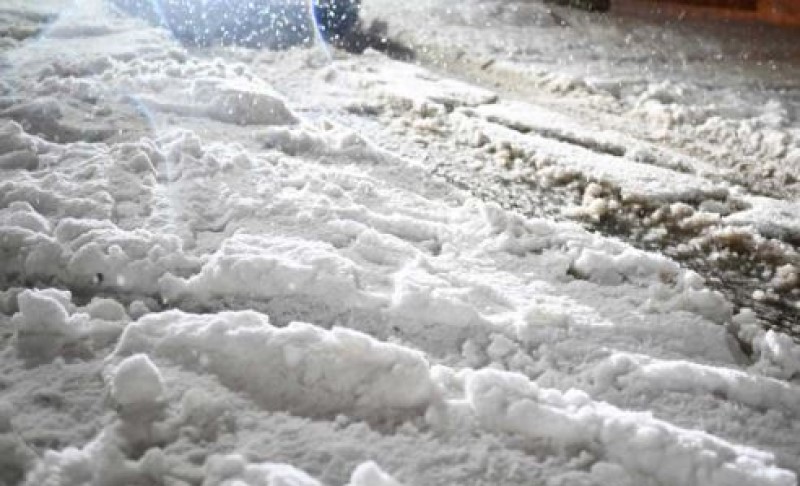 Dramatični snimci posljedica snijega:  Automobili gaze po žicama od struje VIDEO