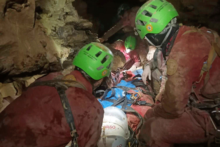 Teško povrijeđena speleološkinja nakon tri dana izvučena iz pećine: Helikopterom prebačena u bolnicu