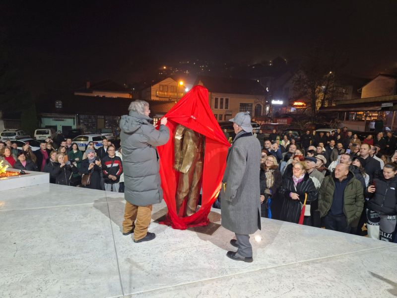 Bećković i Kusturica otkrili spomenik Gavrilu Principu FOTO