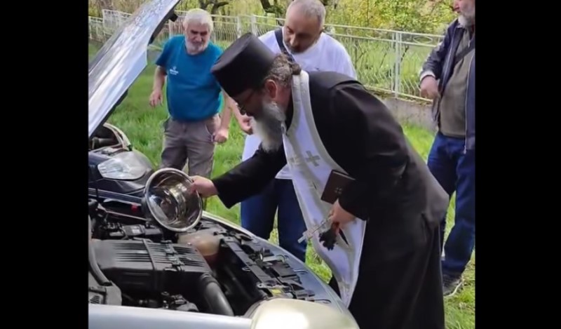Eto, i to se dešava: Pozvali sveštenika da im osvešta antifriz pred zimsku sezonu VIDEO