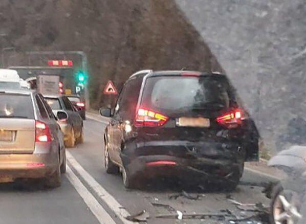 Saobraćajna nesreća između dva tunela: Sudarila se dva vozila