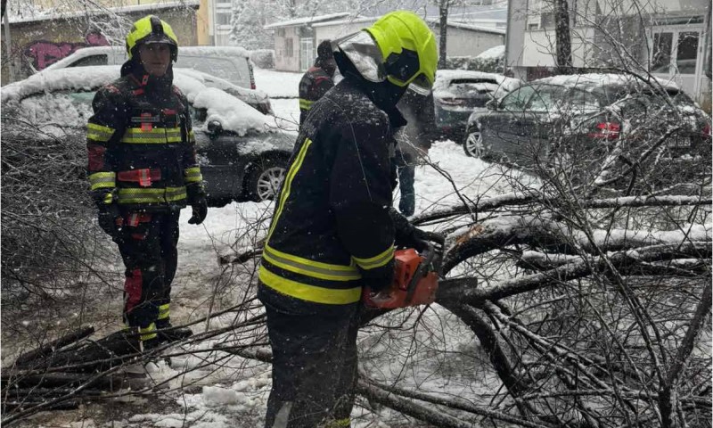 Banjalučkim vatrogascima pune ruke posla: I dalje brojne intervencije zbog padavina