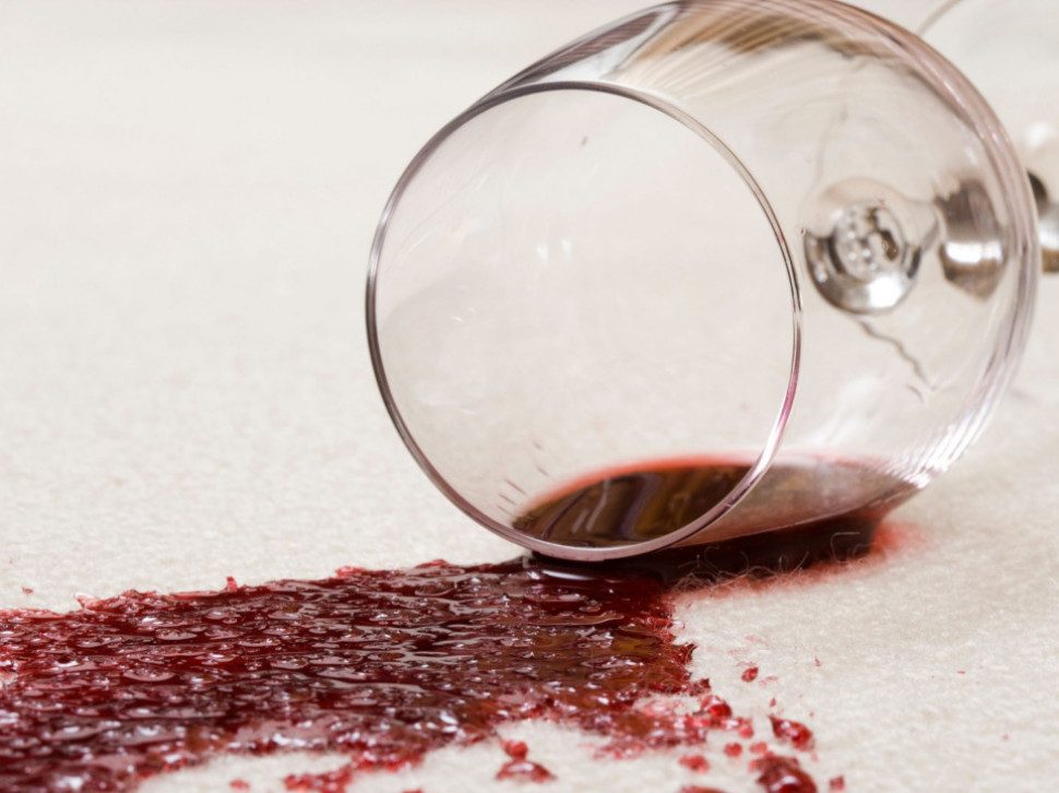 Ne očajavajte već se bacite u akciju. Uklonite fleku od vina pomoću ovog trika