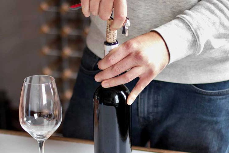 Koristite malo mašte: Evo kako lakše otvoriti flašu vina