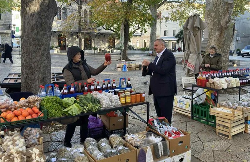 Višković posjetio trebinjsku pijacu: Sa prodavcima pričao o svim važnim temama