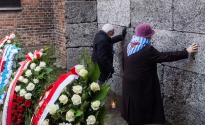 Logor smrti: Bivši zatvorenici Aušvuca položili cvijeće i vijence