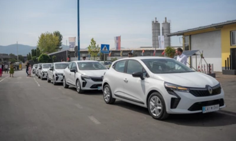 Nesvakidašnji gest vlasnika firme: Radnicima za godišnjicu poklonio automobile