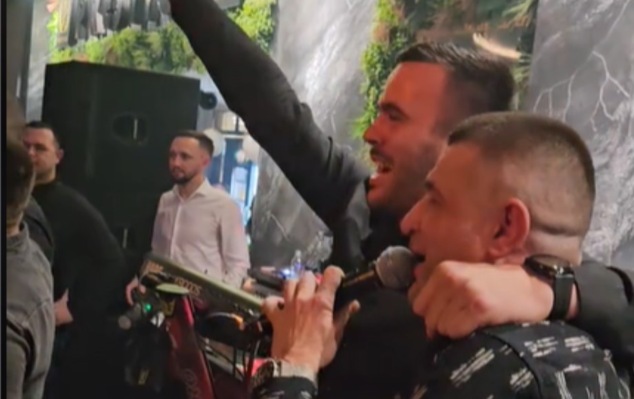 Dvoranom se orila poznata pjesma: Mandin sin pjevao sa Bajom VIDEO