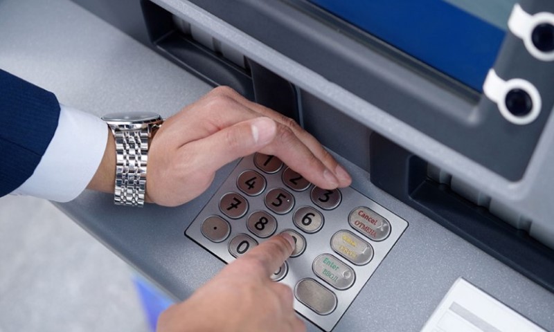 Oprezno kad podižete novac sa bankomata: Lopovi samo čekaju ovu grešku