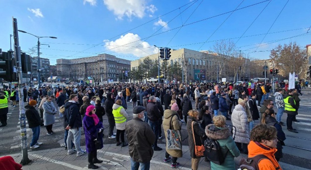 Odali počast žrtvama: Studenti i građani blokirali raskrsnicu u Beogradu