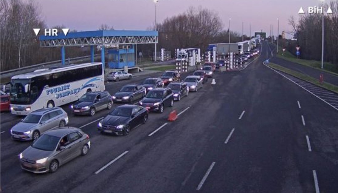 Gužve na GP Gradiška: Duža čekanja na izlazu iz BiH