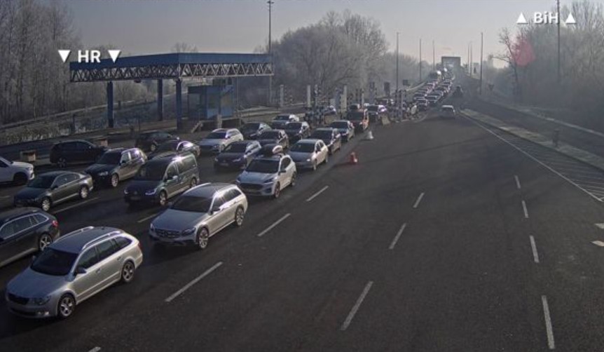 Kolonama nema kraja: Pojačan saobraćaj na ova tri granična prelaza
