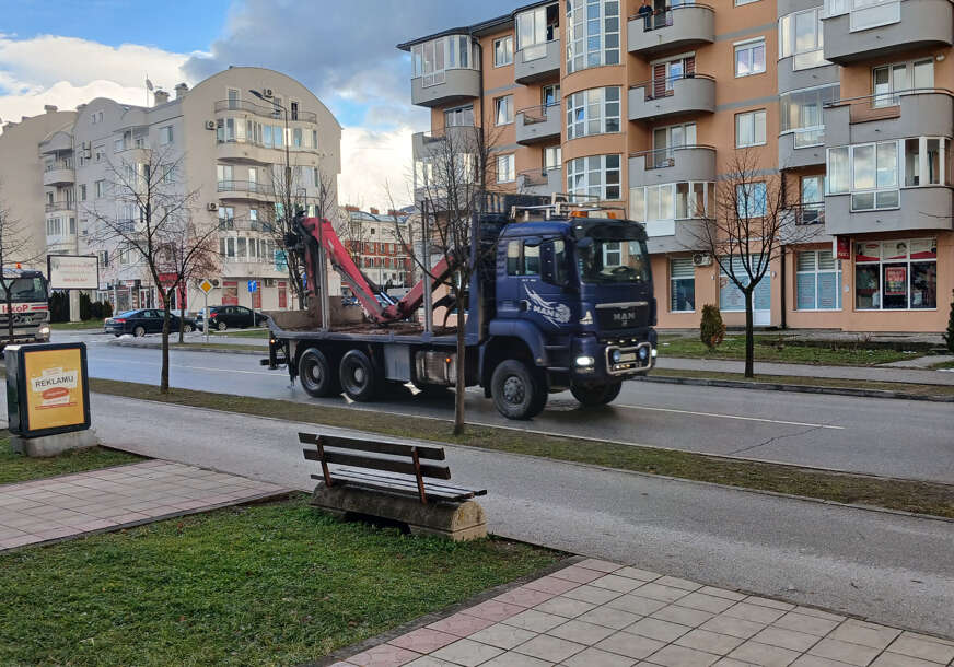 Najmlađim članovima podijeljeni paketići: Vozači kamiona defilovali ulicama Istočnog Sarajeva