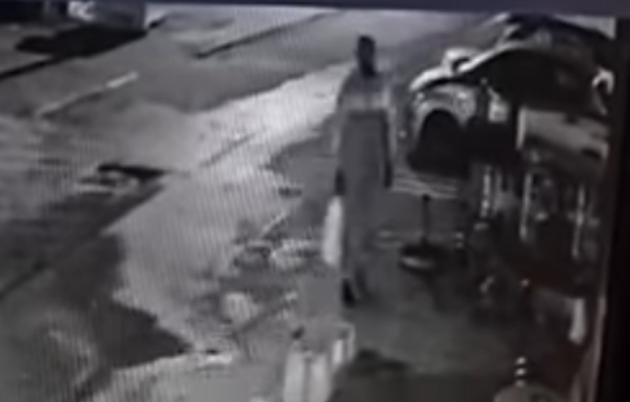 Kafić “nestao” u plamenu: Muškarac bacio zapaljivu napravu i izazvao požar VIDEO